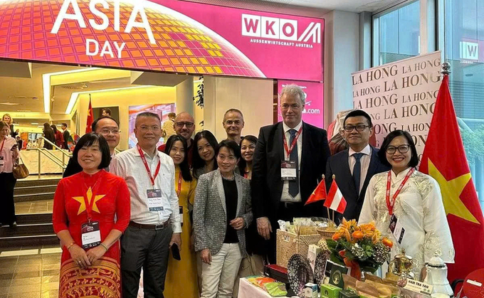 Exhibition booth, introducing agricultural products and typical goods of the country such as: rice, Da Lat mushrooms, Habeco beer, coconut milk, health care products, fashion, and handicrafts. Photo: Vietnam Trade Office in Austria.