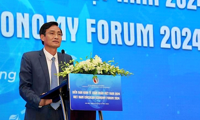 Deputy Minister of Natural Resources and Environment Tran Quy Kien speaks at the forum. Photo: Viet Dung.