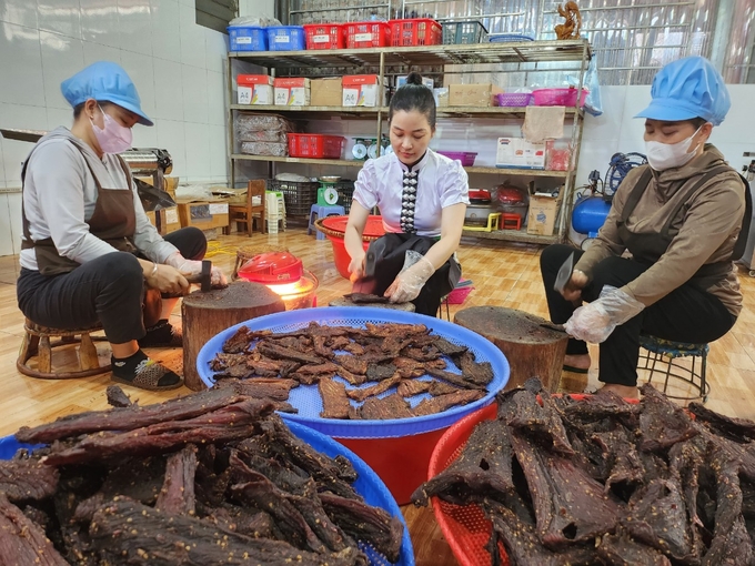 Dried meat is a signature dish of the Thai people in Muong Lo. Photo: Thanh Tien.