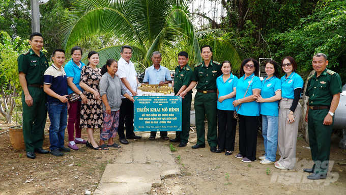 Đại diện Trung tâm Vigova, BĐBP Bà Rịa - Vũng Tàu trao tặng vịt biển giống cho gia đình có hoàn cảnh khó khăn tại phường 12, thành phố Vũng Tàu. Ảnh: Lê Bình.