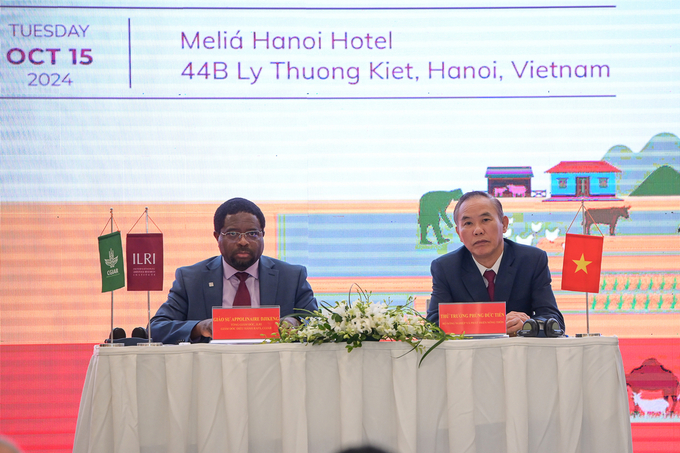 Prof. Appolinaire Djikeng (left) and H.E. Deputy Minister of Agriculture and Rural Development, Phung Duc Tien (right) co-chaired ILRI@50 celebration. Photo: Tung Dinh.