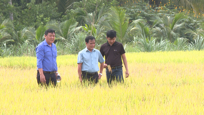 Ông Lâm Quang Thảo, Giám đốc Trung tâm Khuyến nông tỉnh Trà Vinh (giữa) đánh giá cao bộ giải pháp của VINCO. Ảnh: Hồ Thảo.