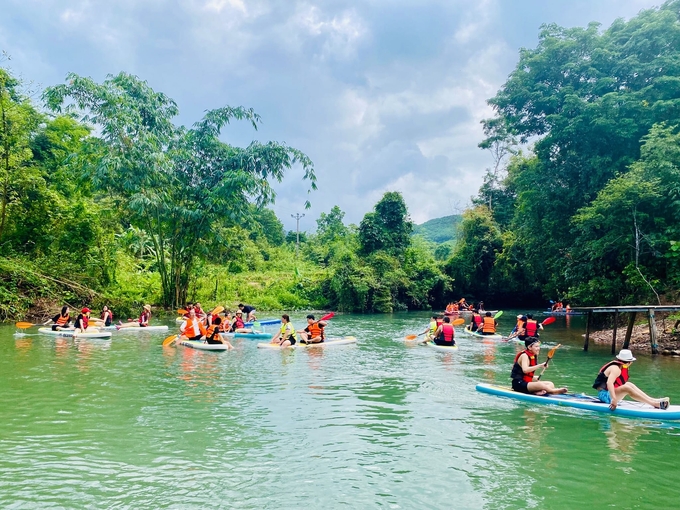 Du khách hào hứng tham gia các hoạt động trải nghiệm tại thôn Khe Phương. Ảnh: Nhân vật cung cấp.