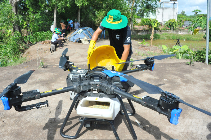 Theo Sở NN-PTNT, toàn tỉnh An Giang ứng dụng được 265 drone phục vụ sạ lúa, bón phân, phun thuốc bảo vệ thực vật và phục vụ trên 40% diện tích sản xuất nông nghiệp. Ảnh: Lê Hoàng Vũ.