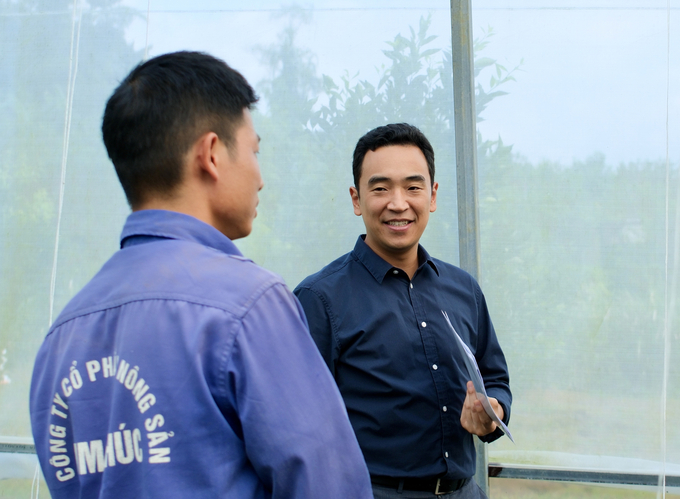 Mr. Kim Hyunwoo, the Agricultural Attache of the Korean Embassy in Vietnam (right), is excited about the benefits that the Project has brought to the Tan Lap High-Tech Cooperative. Photo: Quynh Chi.