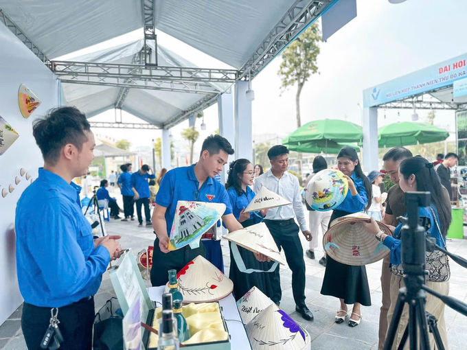 Đoàn Thanh niên huyện Thanh Trì giới thiệu sản phẩm OCOP. Ảnh: Phương Xuyến.