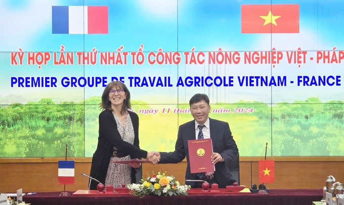 Ông Nguyễn Đỗ Anh Tuấn, Vụ trưởng Vụ Hợp tác quốc tế và bà Francoise Simon, Phó Giám đốc phụ trách Quan hệ Quốc tế, Bộ Nông nghiệp và Chủ quyền Lương thực Pháp ký kết Biên bản hợp tác của Tổ công tác nông nghiệp Việt Nam - Pháp. Ảnh: Linh Linh.