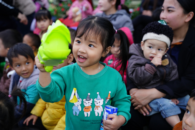 Ánh mắt sáng bừng cùng nụ cười trong veo của các cô bé, cậu bé mầm non khi được nhận những món quà đáng yêu từ Vinamilk. Ảnh: Viên An.