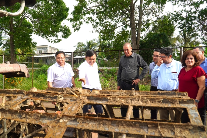 Đoàn đã đến thăm, tìm hiểu về một số máy móc cơ giới hóa phục vụ sản xuất lúa gạo tại Viện Lúa ĐBSCL. Ảnh: Kim Anh.