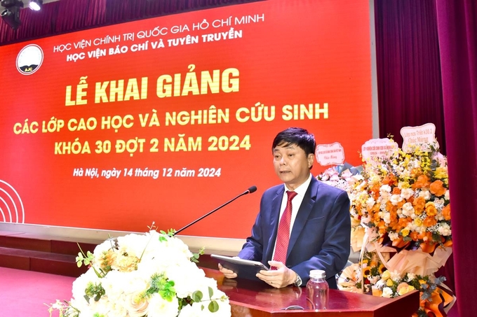 'Chúng tôi đặt kỳ vọng ở các bạn - những người sẽ cùng đội ngũ cán bộ, giảng viên nhà trường viết tiếp những trang sử vẻ vang của Học viện', PGS,TS. Phạm Minh Sơn, Giám đốc Học viện Báo chí và Tuyên truyền đặt kỳ vọng vào các học viên cao học và nghiên cứu sinh.