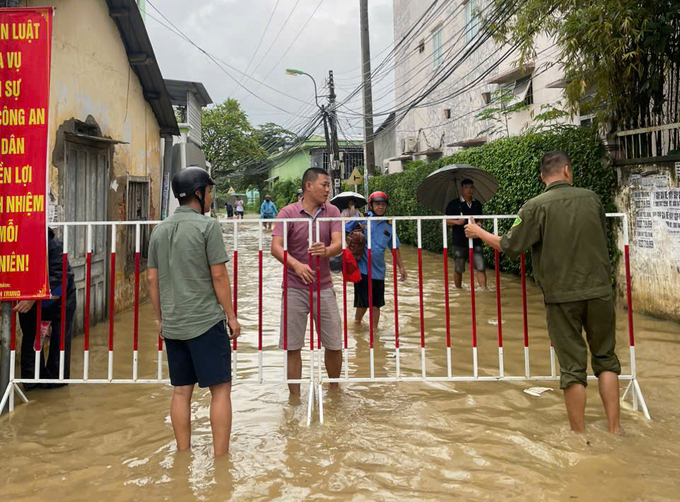 Chiều 15/12, xã Vĩnh Trung bố trí chốt chặn tại thôn Võ Cang để ứng phó ngập lụt. Ảnh: KS.