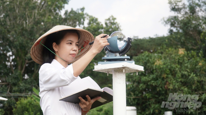 An officer at the Meteorological and Hydrological Station in Tay Ninh Province operating a monitoring equipment. Photo: Tran Trung.