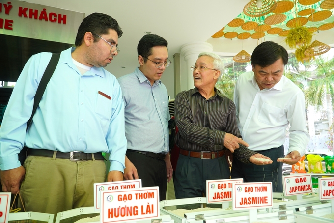 The Cuban Ministry of Agriculture delegation visited Trung An High-Tech Agriculture Joint Stock Company to study local rice production practices. Photo: Kim Anh.