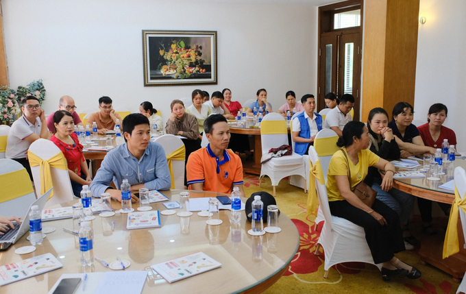 The FAO highly appreciates the eagerness to learn shown by over 30 farmer representatives participating in the project. Photo: Quynh Chi.