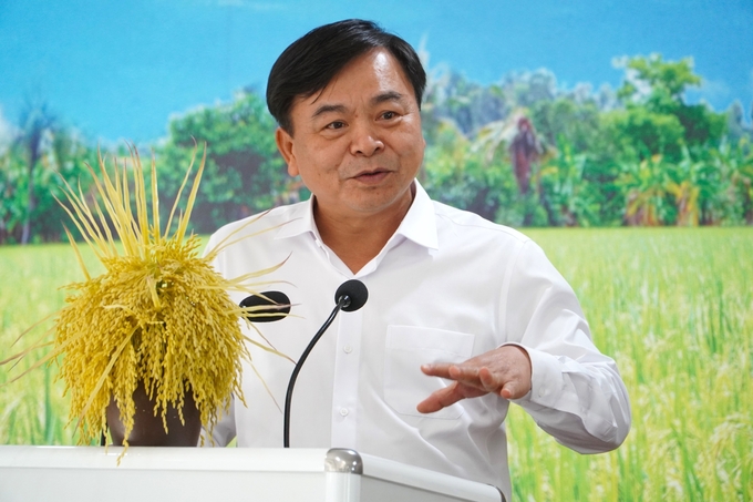 Deputy Minister of Agriculture and Rural Development Nguyen Hoang Hiep giving a presentation on the rice production support program in Cuba. Photo: Kim Anh.