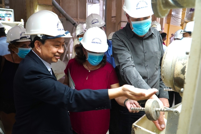 The delegation toured the closed rice production process at Hoang Minh Nhat Joint Stock Company. Photo: Kim Anh.