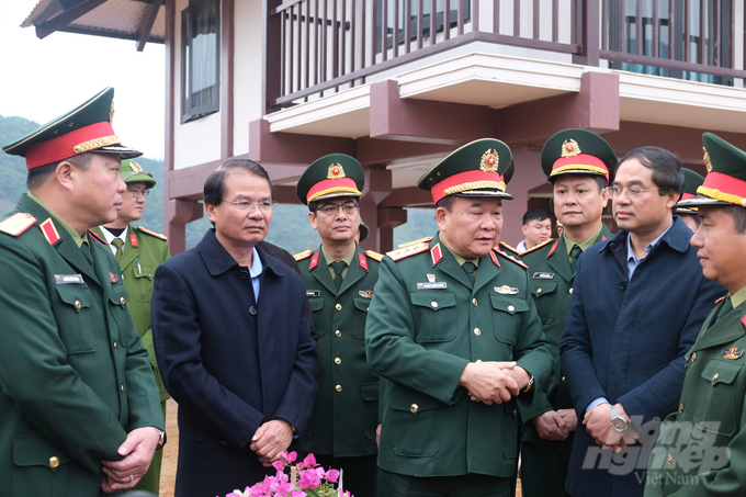 Thứ trưởng Bộ Quốc phòng - Thượng tướng Hoàng Xuân Chiến (hàng trước, thứ 3 từ trái sang) khẳng định: 'Bất cứ ở đâu, bà con nhân dân gặp hiểm nguy sẽ có bộ đội tìm đến dân, giúp đỡ nhân dân vượt qua khó khăn, gian nguy để có cuộc sống hạnh phúc tốt đẹp hơn'. Ảnh: Kiên Trung.