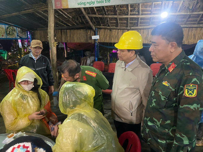 Ông Nguyễn Tấn Tuân, Chủ tịch UBND tỉnh Khánh Hòa có mặt tại hiện trường và thăm hỏi, động viên những người bị mắc kẹt được giải cứu. Ảnh: TL.