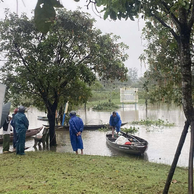 Lực lượng chức năng đã tìm thấy thi thể 2 mẹ con sau khi bị lật ghe và bàn giao cho gia đình lo hậu sự. Ảnh: CTV.