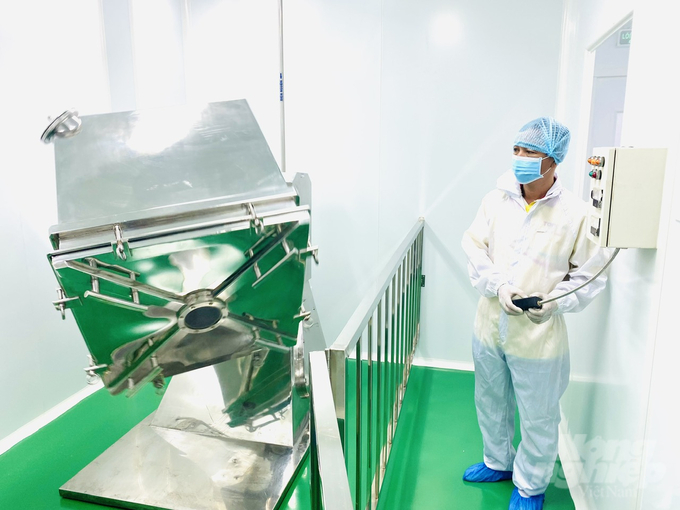 In 2023, TOPCIN invested an additional 20 billion VND to build three GMP-WHO certified veterinary and aquaculture pharmaceutical production lines. Photo: Le Hoang Vu. 