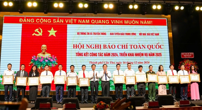 Lãnh đạo Ban Tuyên giáo Trung ương và Bộ Thông tin và Truyền thông tặng Bằng khen cho các cơ quan báo chí. Ảnh: KA.