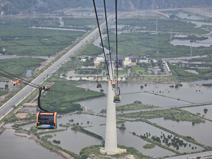 Cáp treo tăng thêm sự lựa chọn phương thức di chuyển ra đảo Cát Bà cho khách du lịch. Ảnh: Đinh Mười.