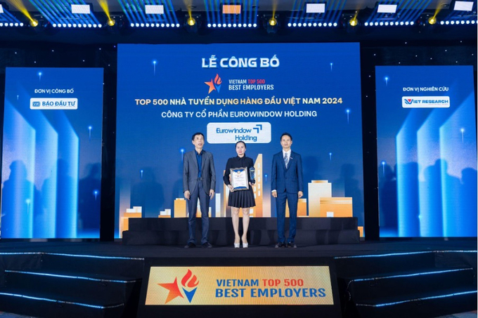 Bà Lại Ngọc Dung - Giám đốc Marketing và Truyền thông Eurowindow Holding đón nhận cúp và giải thưởng Top 500 Nhà tuyển dụng hàng đầu Việt Nam 2024. Ảnh: Thanh Hậu.