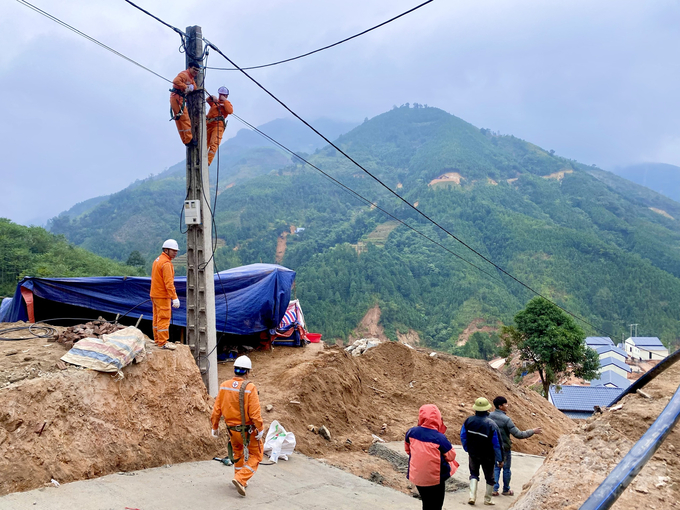 Lực lượng điện lực đã tiến hành các hạng mục công việc sau khi được bàn giao mặt bằng. Ảnh: T.Thành.