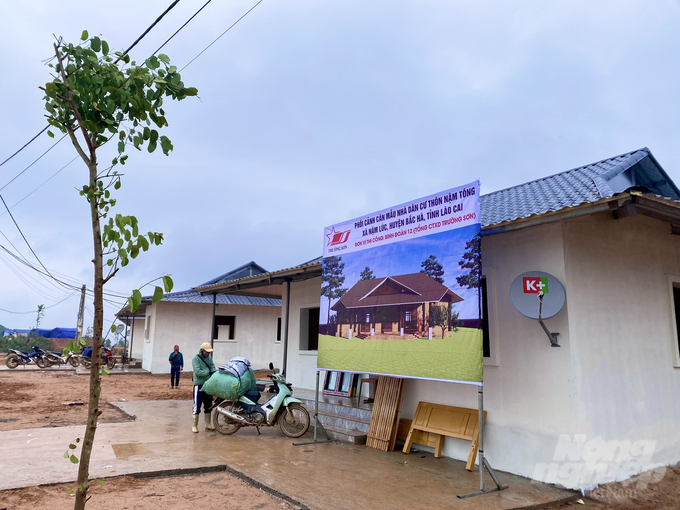 Nhiều gia đình đang tiến hành vận chuyền đồ đạc và dọn dẹp căn nhà mới. Ảnh: T.Thành.