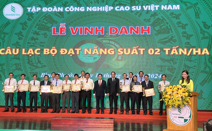 Vinh danh 16 công ty đạt năng suất mủ trên 2 tấn/ha. Ảnh: Thanh Sơn.