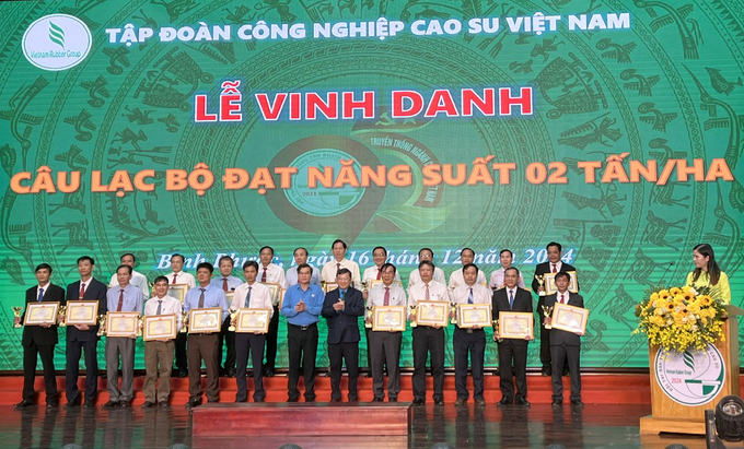 Vinh danh các nông trường đạt năng suất trên 2 tấn/ha. Ảnh: Thanh Sơn.