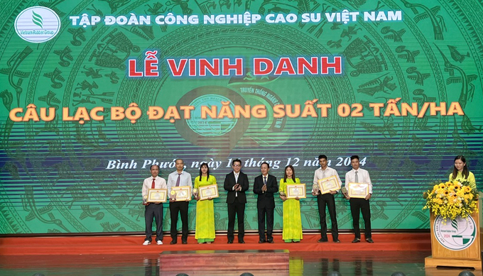 Vinh danh các cá nhân đoạt giải Nhất, Nhì và Ba Hội thi Bàn tay vàng thu hoạch mủ cao su. Ảnh: Thanh Sơn.