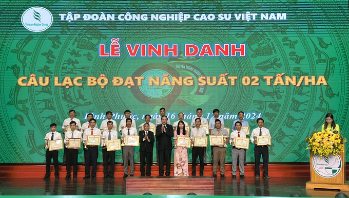 Vinh danh các tổ có năng suất vượt trội trên 3 tấn/ha. Ảnh: Thanh Sơn.