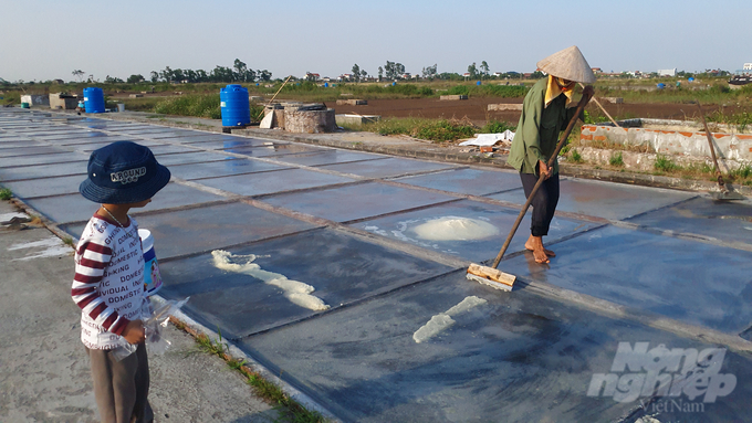 The project aims to establish key salt production areas, preserve and develop traditional salt production villages associated with tourism. Photo: Kien Trung.