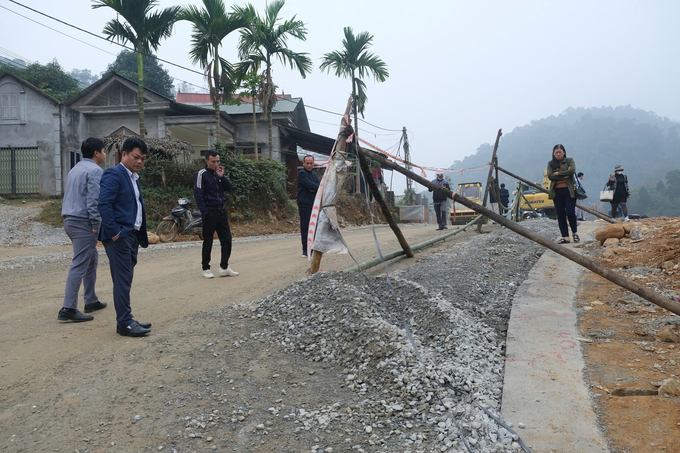 Ông Phan Thế Khang, Phó Ban Quản lý dự án đầu tư xây dựng huyện Tân Sơn tại hiện trường khu đất  có tranh chấp. Ảnh: Thiên Trường.