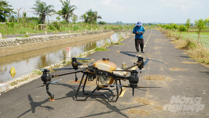 Sử dụng drone phun thuốc BVTV ngày càng trở nên phổ biến tại các hợp tác xã trồng lúa, cây ăn quả tại Bà Rịa - Vũng Tàu. Ảnh: Lê Bình.