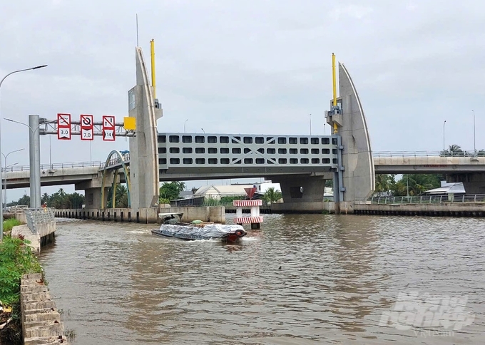 Ngành nông nghiệp Kiên Giang sẽ phối hợp xây dựng kế hoạch vận hành cống âu thuyền Vàm Bà Lịch đồng bộ với các cống Cái Lớn, Cái Bé, Xẻo Rô, đảm bảo phát huy tối đa hiệu quả khai thác công trình. Ảnh: Trung Chánh. 