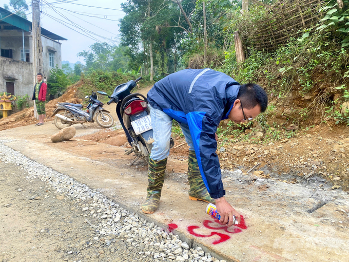 Cán bộ địa chính xã Xuân Đài đánh dấu tọa độ vị trí thửa đất làm căn cứ giải quyết tranh chấp. Ảnh: Xuân Trường.