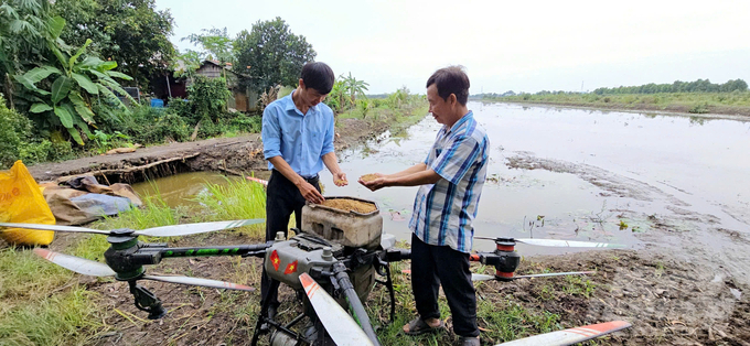 Do chờ nước lũ rút nên hiện nông dân xã Tân Tây, huyện Thạnh Hóa, Long An mới tập trung xuống giống. Ảnh: Minh Sáng.