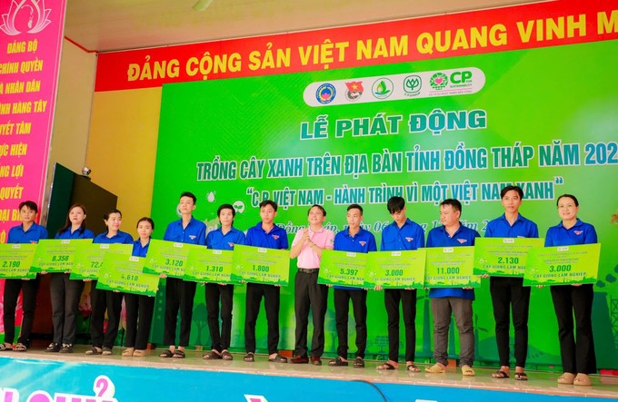 The representative of C.P. Vietnam awarded symbolic plaques for sponsoring the green embankment project.