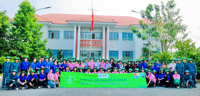 Volunteers, youth groups, militia groups, and people took souvenir photos before planting trees.