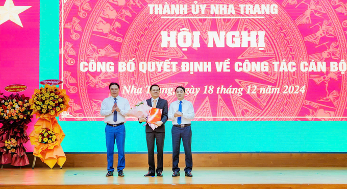 Bí thư Tỉnh ủy Nghiêm Xuân Thành (bên phải) và Phó Bí thư Thường trực Tỉnh ủy Nguyễn Khắc Toàn (bên trái) trao quyết định, tặng hoa chúc mừng ông Trần Mạnh Dũng (giữa). Ảnh: Thế Vinh.