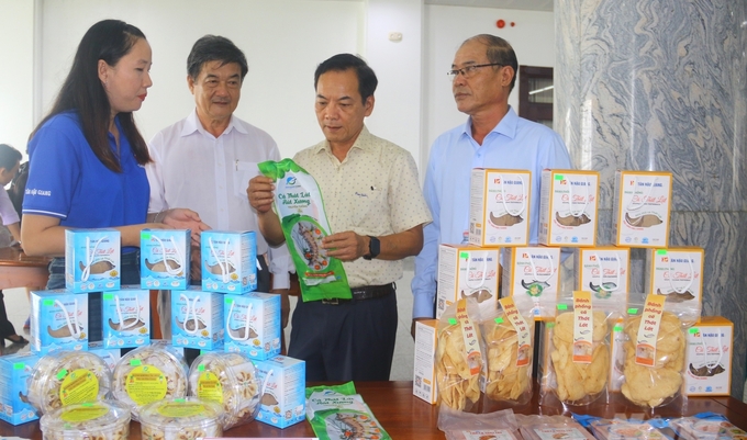 A cooperative in Hau Giang displays products of snakehead fish. Photo: Trung Chanh.