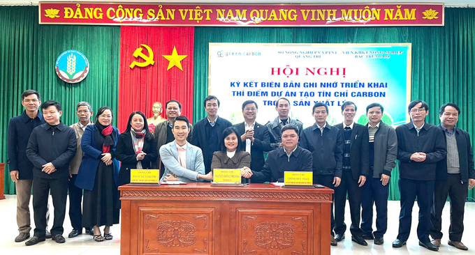 Signing of the memorandum of understanding to pilot the Greenhouse Gas Emission Reduction Project in agriculture in Quang Tri. Photo: Viet Toan.