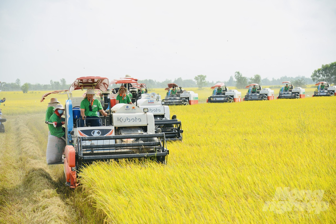 Minister of Agriculture and Rural Development Le Minh Hoan encouraged An Giang to promote the application of precision agriculture in rice production. Photo: Le Hoang Vu.