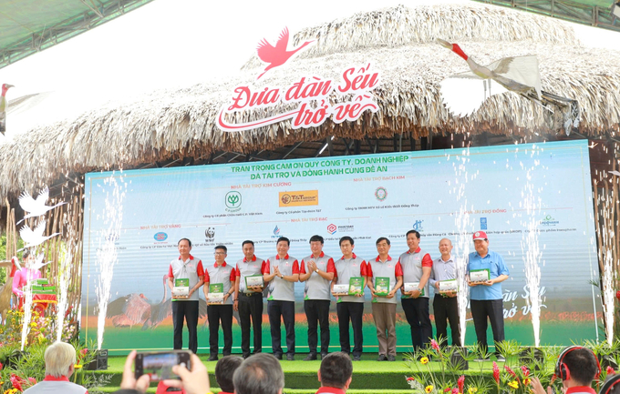 Mr. Pawalit Ua-Amornwanit, CEO of C.P. Vietnam (5th from the right), along with other donors, receives thank-you gifts from the leadership of Dong Thap province.