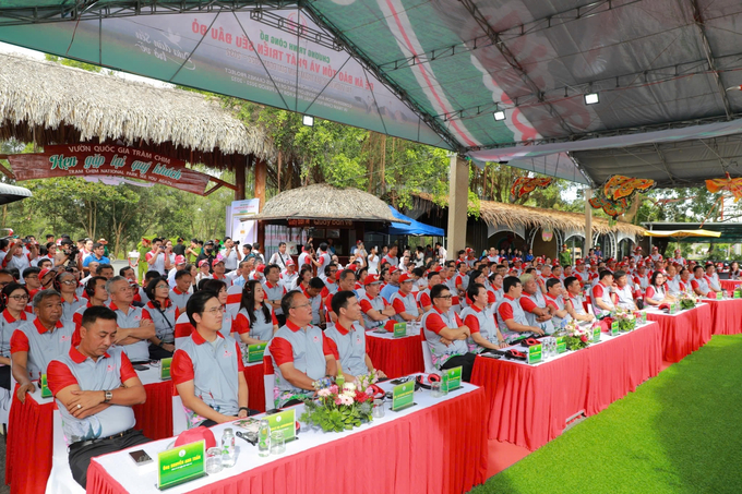 The delegates attending the announcement ceremony of the 'Project for the Conservation and Development of the Red-Headed Crane at Tràm Chim National Park for the period 2022-2032'.