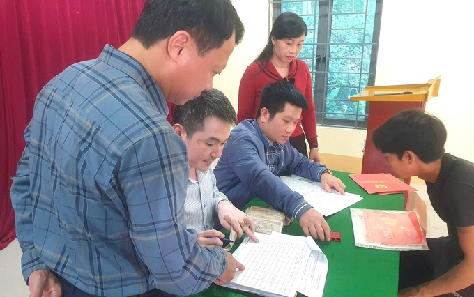 The Nghe An Forest Protection and Development Fund disburses funds for greenhouse gas emission reduction to the beneficiaries. Photo: Forest Protection and Development Fund.