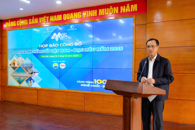 Deputy Director of the Department of Agriculture and Rural Development of Bac Lieu province Ngo Nguyen Phong spoke at the press conference on the morning of December 16. Photo: Tung Dinh.