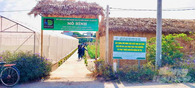 Mô hình sản xuất rau an toàn gắn với du lịch sinh thái, trải nghiệm của xã Văn Đức thu hút được nhiều khách tham quan. Ảnh: Hải Tiến.